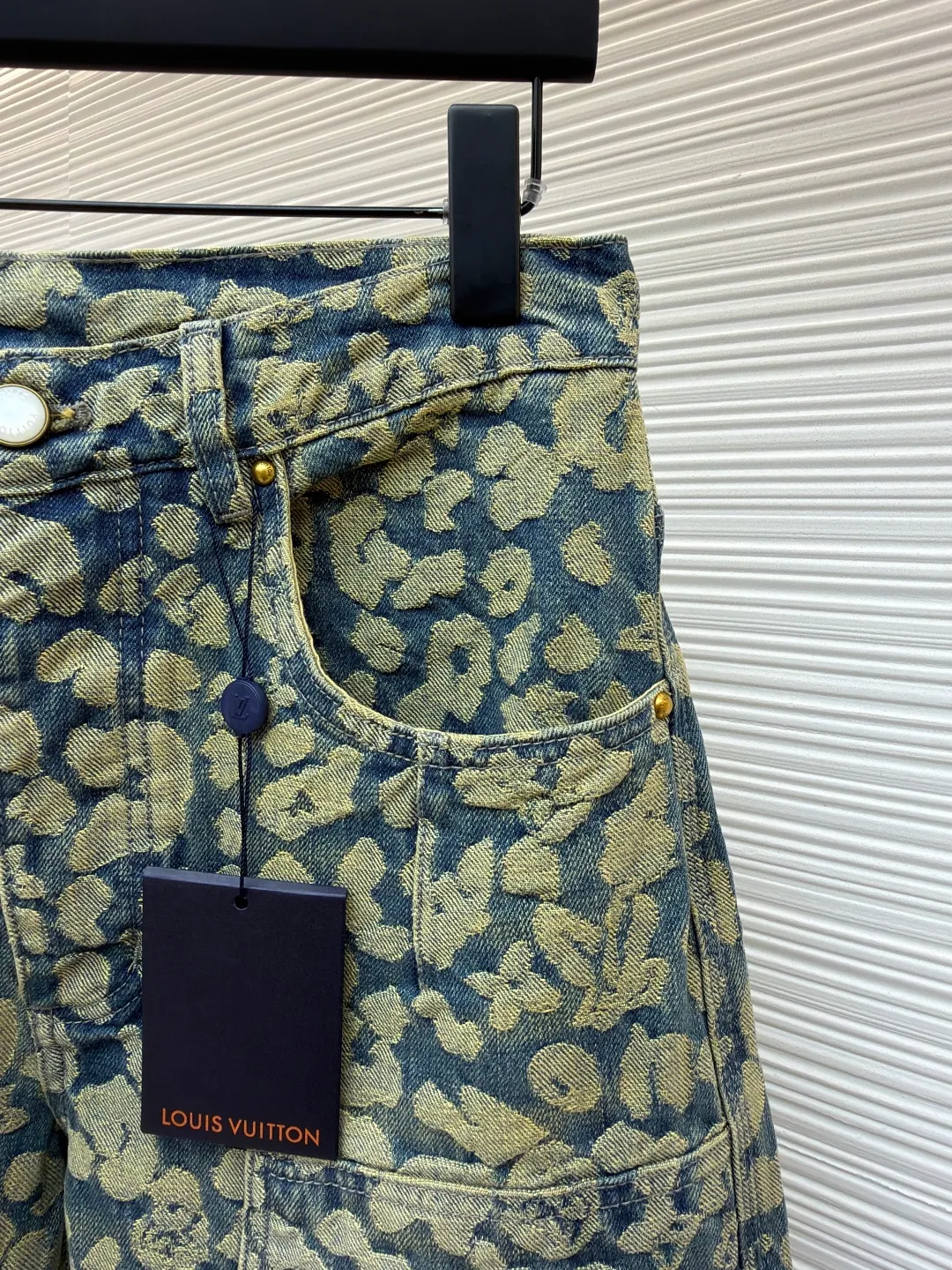 LOUIS VUITTON letter jacquard pearl buckle work denim trousers ●Original version: Purchased and developed by 14099 ●Item number: 1682239-B85 ●Material: denim fabric ●Technology: jacquard production ●Version: fitted version ●Weight: about 905 grams ●Size: 28-30-32-34-36 ●Description: These printed jeans are made of 12-ounce heavyweight denim. They are treated with enzyme washing and stone grinding. The fabric is soft and retains a crisp texture, while forming a natural distressed texture. The camouflage printing on the trousers adopts digital direct injection technology, and the ink penetrates into the yarn. The pattern color is firm, layered and not easy to crack and fall off. The shape is a loose straight cut, using three-dimensional cutting technology to fit ergonomics, and the crotch is reinforced with classic horsetail technology to improve wearing comfort and durability. The waistband is equipped with custom-made metal buttons and I-buckles, which have been treated with anti-oxidation plating and have a thick texture. The edges of the pockets are made of double-lane stitching, with fine and even stitching. The side seams and inseam are all hemmed, and every stitching is tightly stitched. The exquisite trousers-making craftsmanship and quality control are demonstrated in every detail. The overall wiring is straight and delicate, the fabric is comfortable and soft, and the color is consistent without color difference. It can be matched with the same style to create a fashionable look and control various occasions. Customized accessories, complete with three standards, same style for men and women!